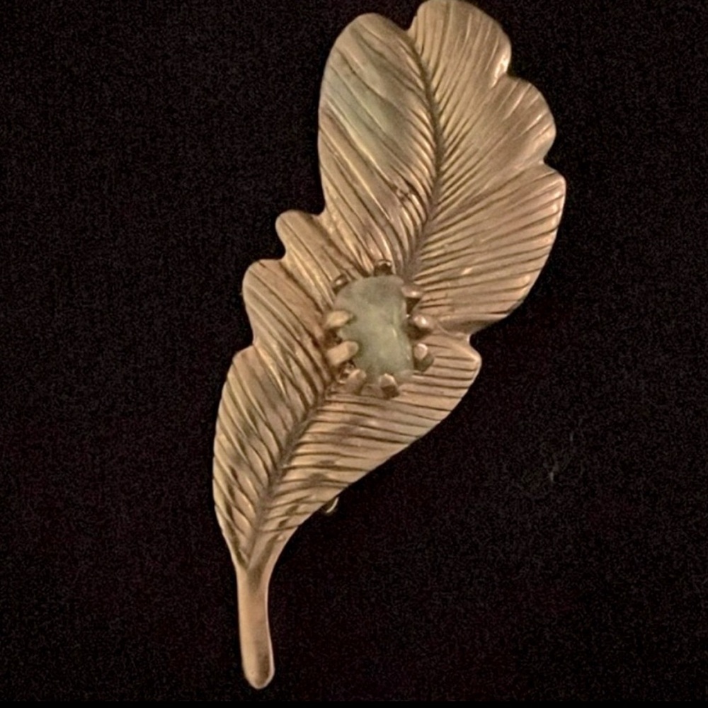 Vintage leaf brooch with small light green stone. Great condition. Approx 2”